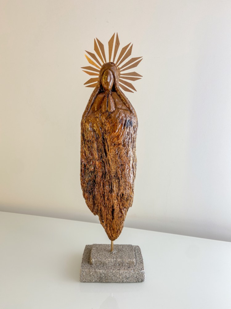 Escultura de Nossa Senhora talhada em tronco de árvore com auréola em raios