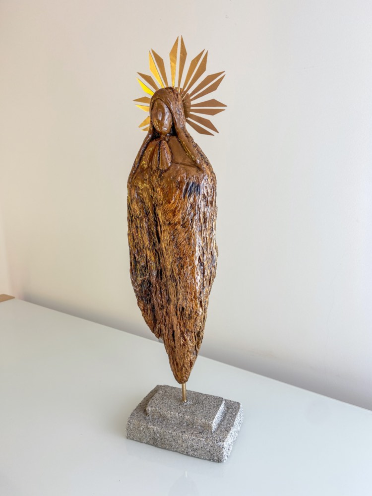 Escultura de Nossa Senhora talhada em tronco com auréola de raios