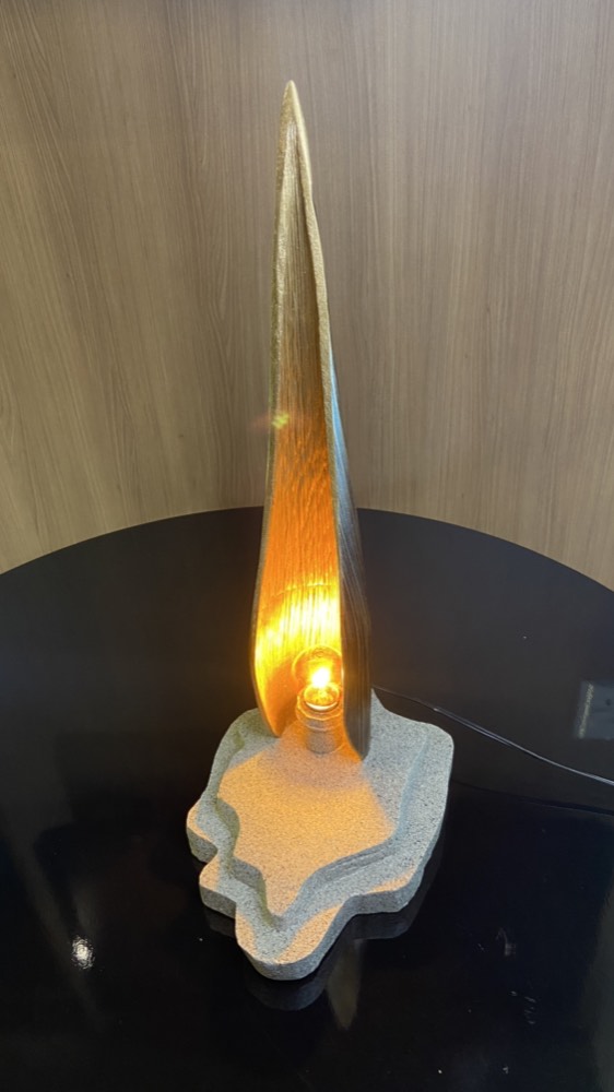 Luminária de mesa em forma de chama, em folha de bananeira